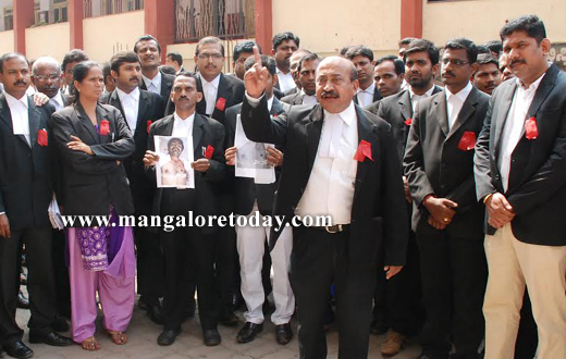 Lawyers stage protest against Allahabad police firing that killed advocate 2